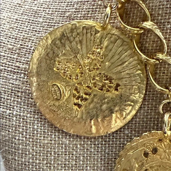 Kenneth Jay Lane Textured Gold Medallion Necklace vintage - Picture 7 of 8